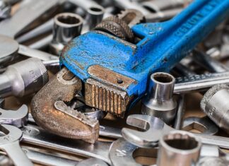 Jak zapiąć środkowy pas bezpieczeństwa?