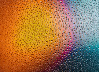 Czy można myc uszy pod prysznicem?