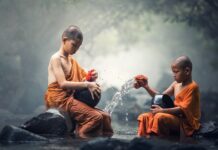 Czy czyszczenie uszu u laryngologa boli?